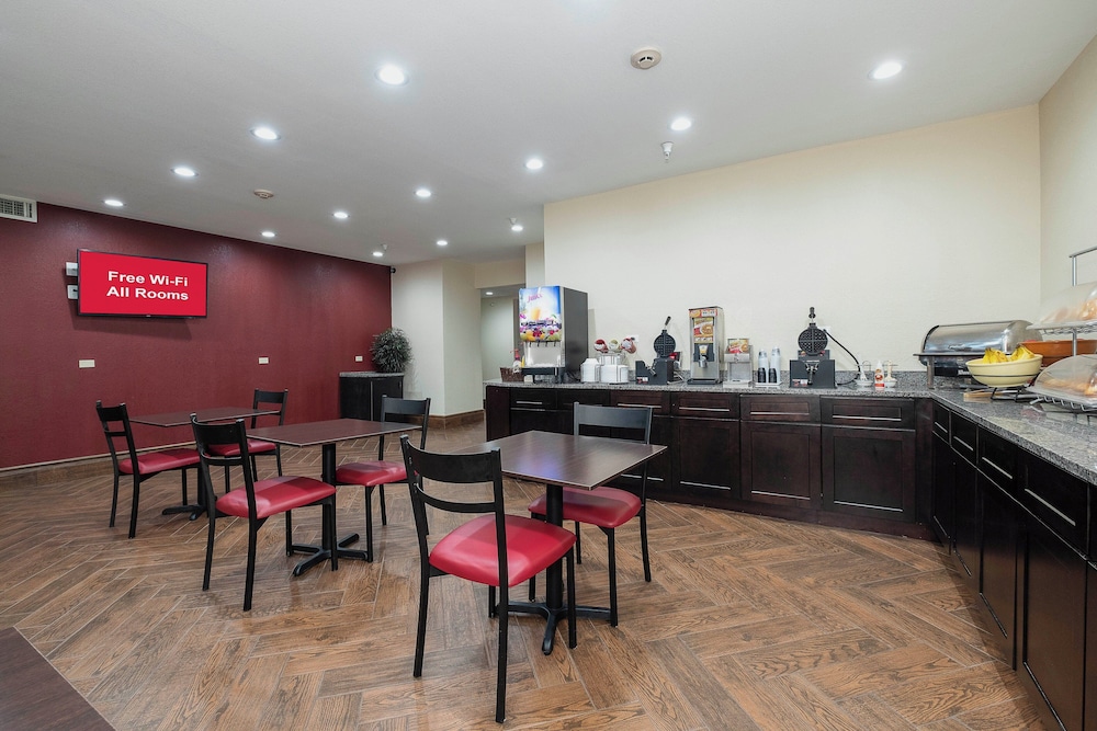 Econo Lodge Inn & Suites - photo 35