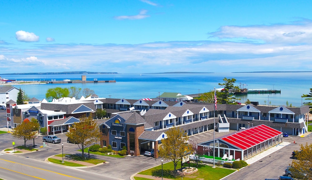 Days Inn By Wyndham Mackinaw City Lakeview — Mackinaw