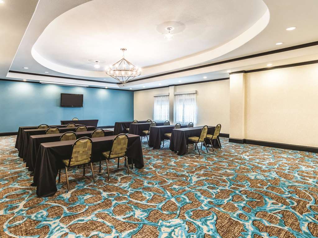 La Quinta Inn & Suites by Wyndham Dallas Grand Prairie South - photo 57