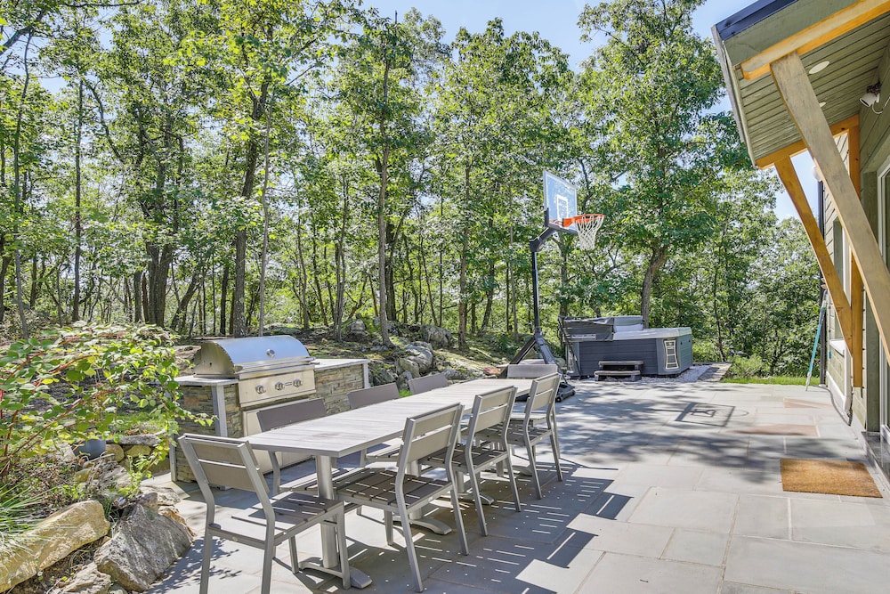 The Glabin Garrison Gem with Hot Tub and Fire Pit — hotel in Garrison