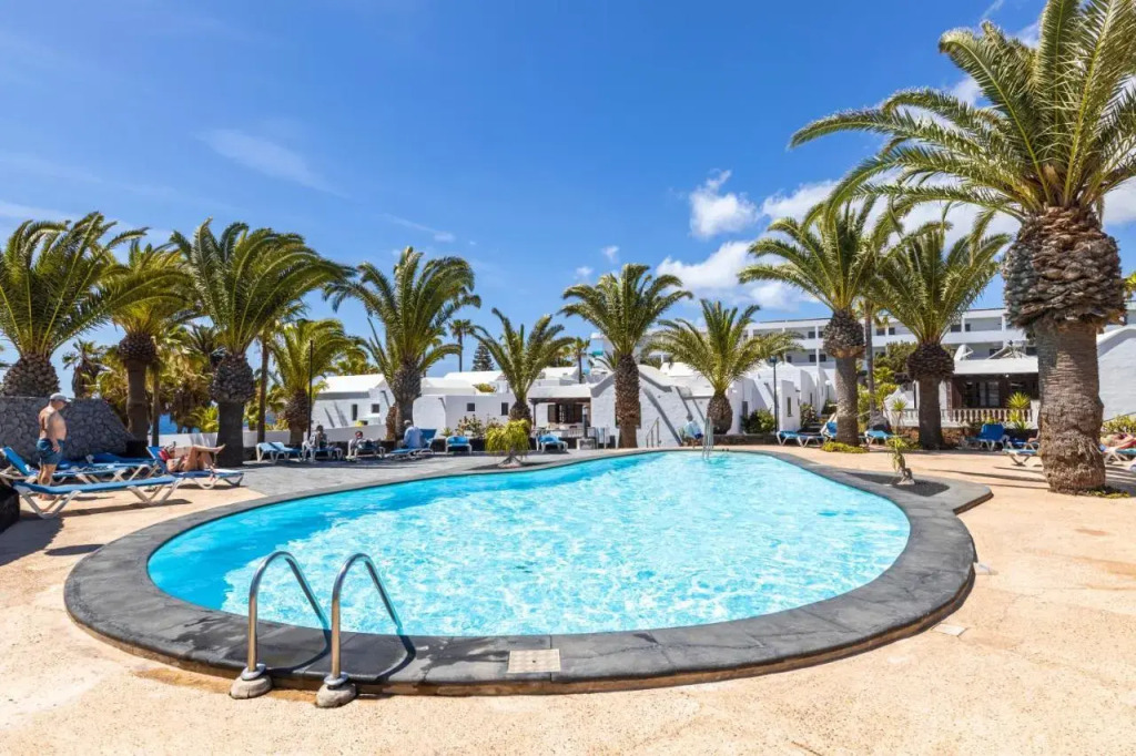 Apartamentos Playa Bastián — 4-Star Luxury Hotel in Costa Teguise, Spain