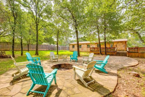 Deck & Fire Pit: Unique Pottsboro Haven — hotel in Pottsboro