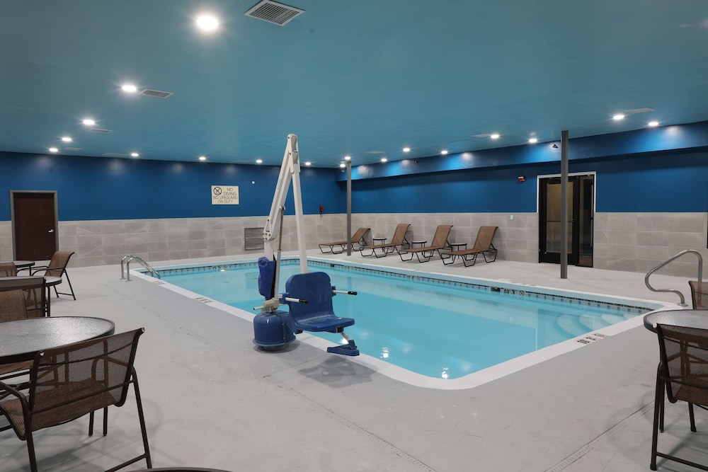 Hampton Inn Hutchinson - photo 60