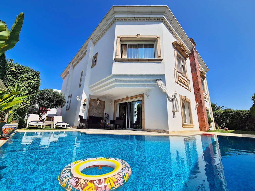 L'Orchidée Villa de luxe avec piscine chauffée ascenseur privatif et vue sur le lac de Tunis — 5-Star Luxury Hotel in Tunis, Tunisia