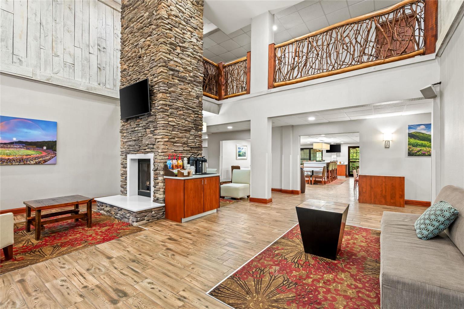 La Quinta Inn & Suites by Wyndham Boone University - photo 8