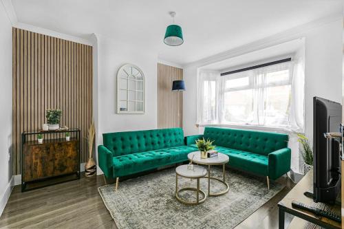 Luxury Large House With Games Room Sleeps Up to 12 — 4-Star Luxury Hotel in Feltham, United Kingdom
