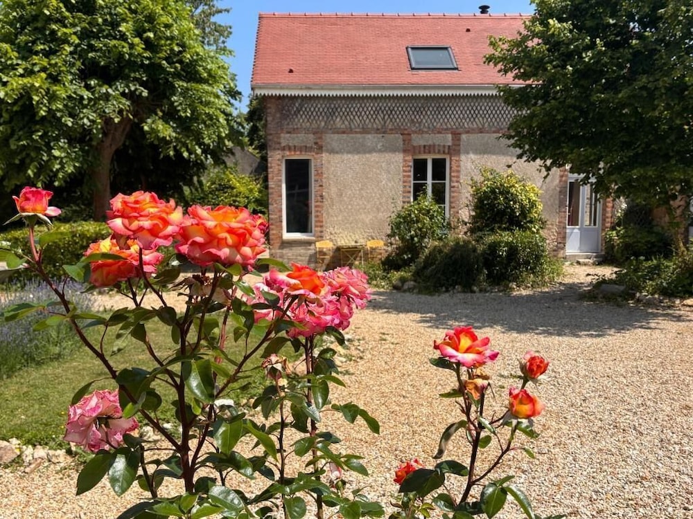 Maison des Artistes — 4-Star Luxury Hotel in Villeblevin, France