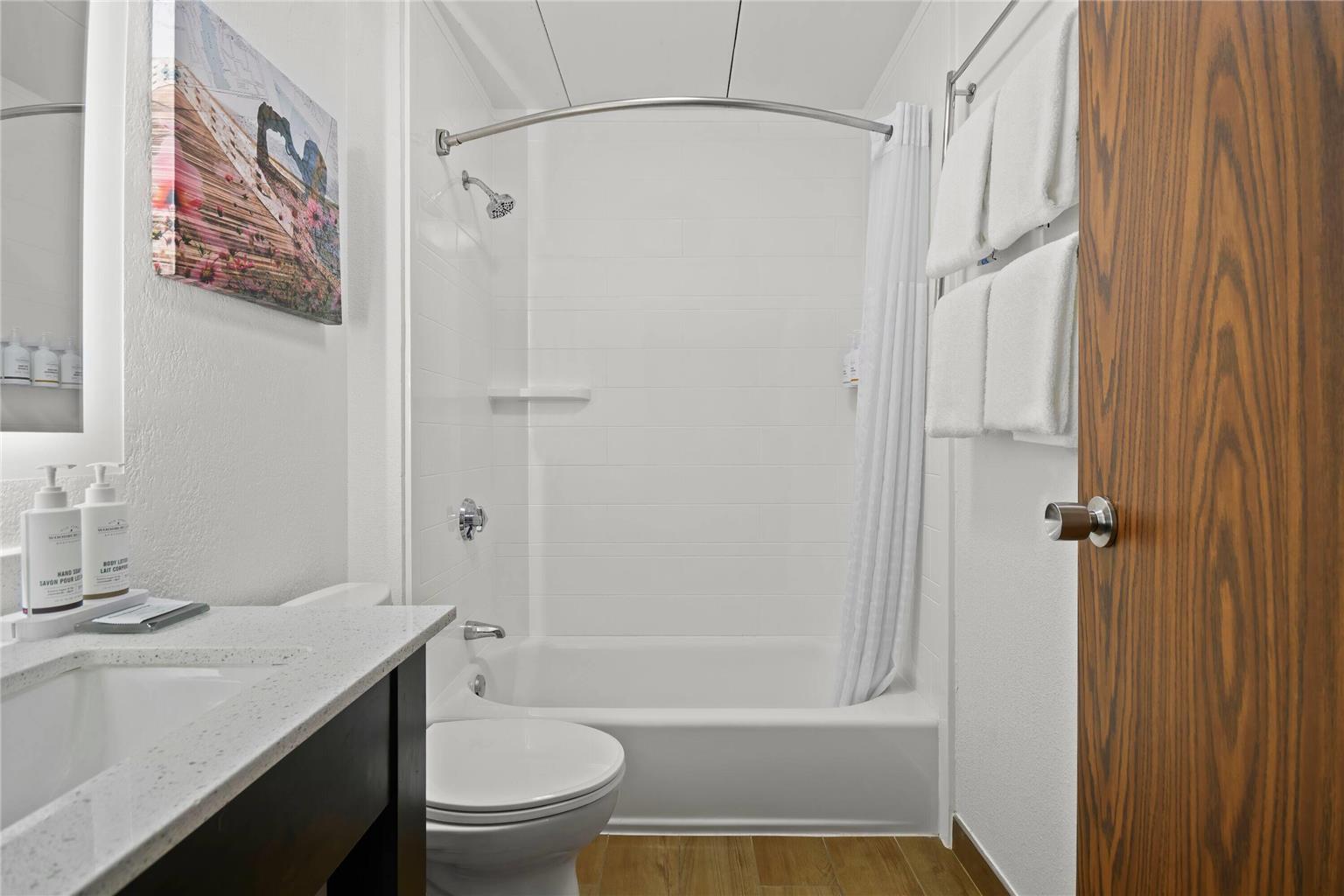 La Quinta Inn & Suites by Wyndham Sturbridge - photo 35