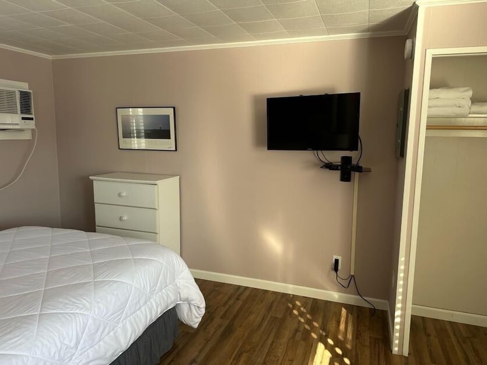 Vineyard Harbor Motel Private Beach - photo 209