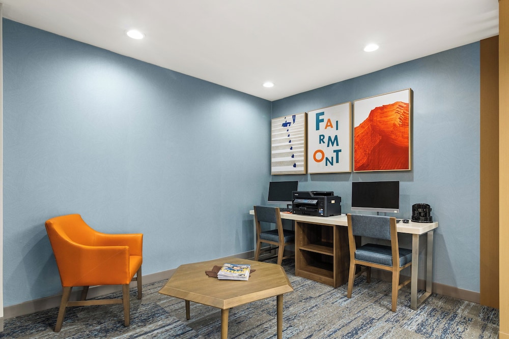 Holiday Inn Express and Suites Fairmont by IHG - photo 45