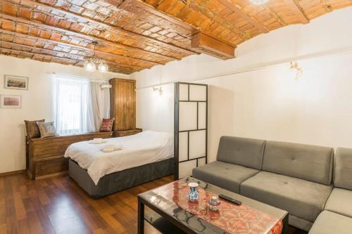 Beautiful 1 Br Apt. w AC 400 meters Taksim Square — 4-Star Luxury Hotel in Istanbul, Turkey