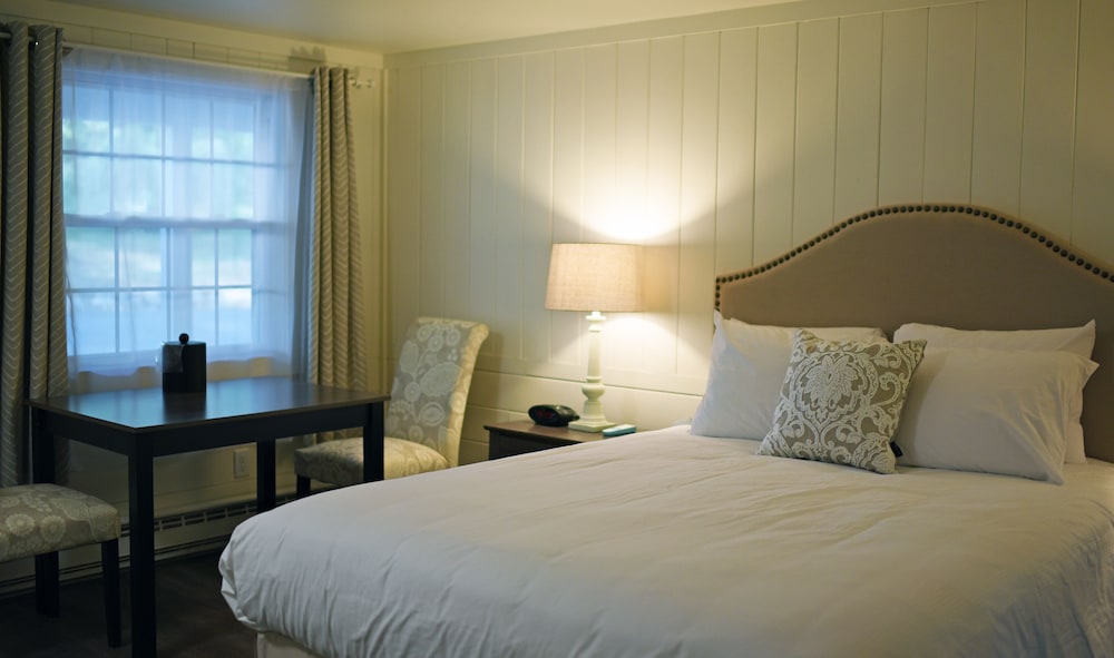 Sandwich Inn and Suites - photo 3