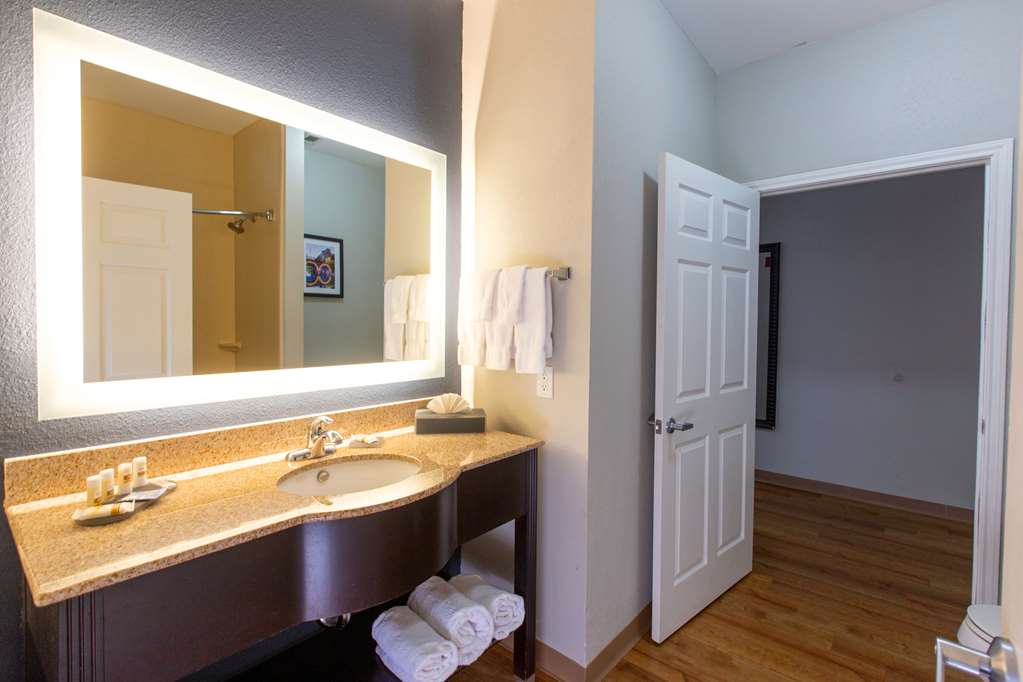 La Quinta Inn & Suites by Wyndham Houston East at Normandy - photo 43