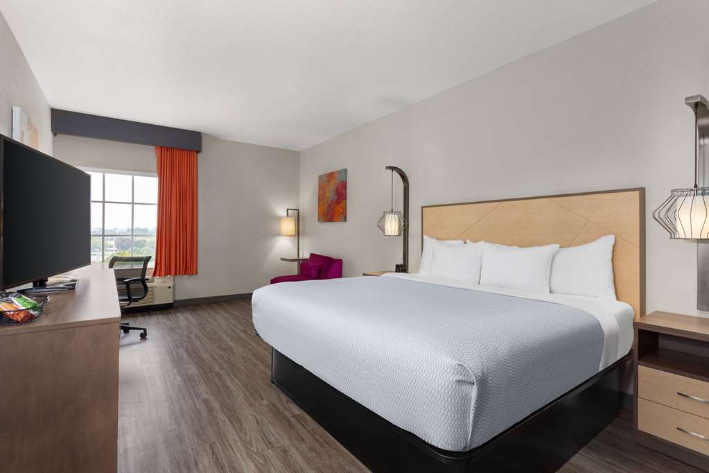 La Quinta Inn & Suites by Wyndham Ft. Pierce - photo 13