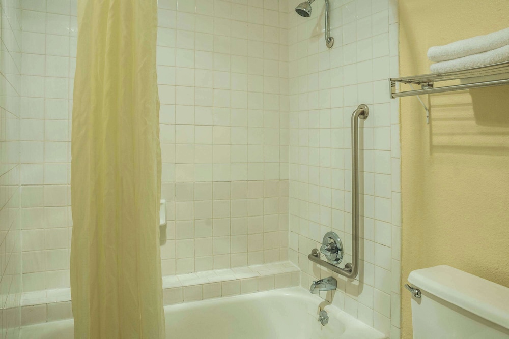Super 8 by Wyndham San Marcos - photo 7