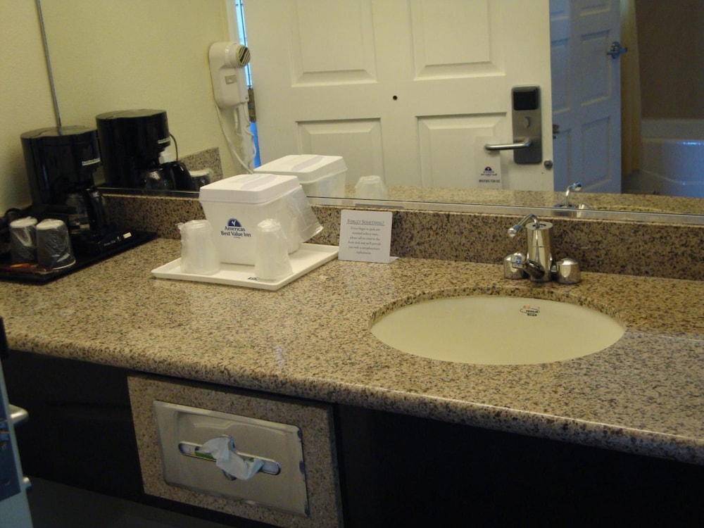 The Miramar Inn and Suites - photo 17