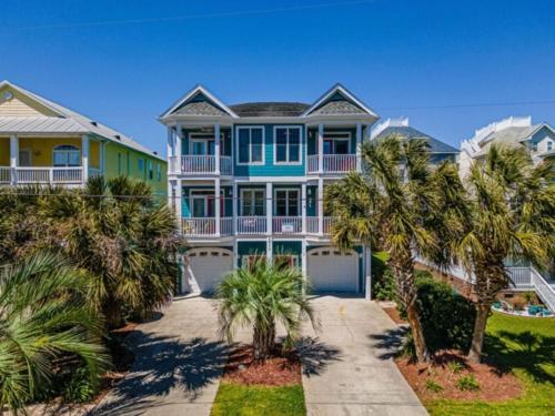 After Dune Delight Relax and unwind in this fun and spacious 3 story home Light Bright and close to everything townhouse — 4-Star Luxury Hotel in Carolina Beach, United States