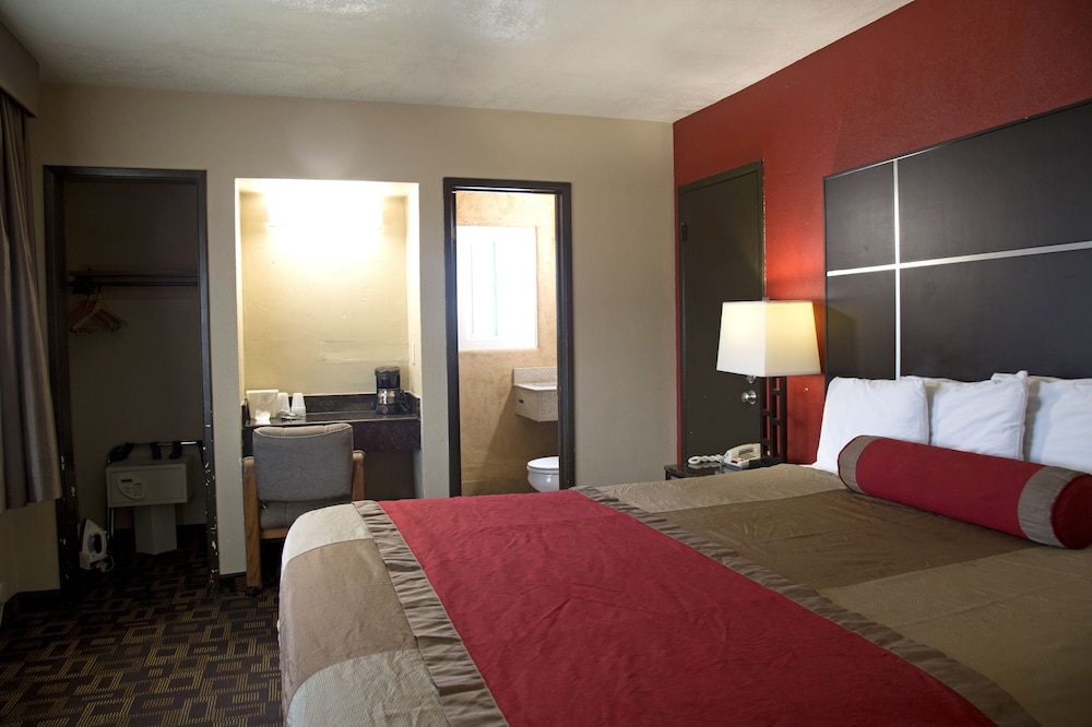 Harbor Inn & Suites - photo 4