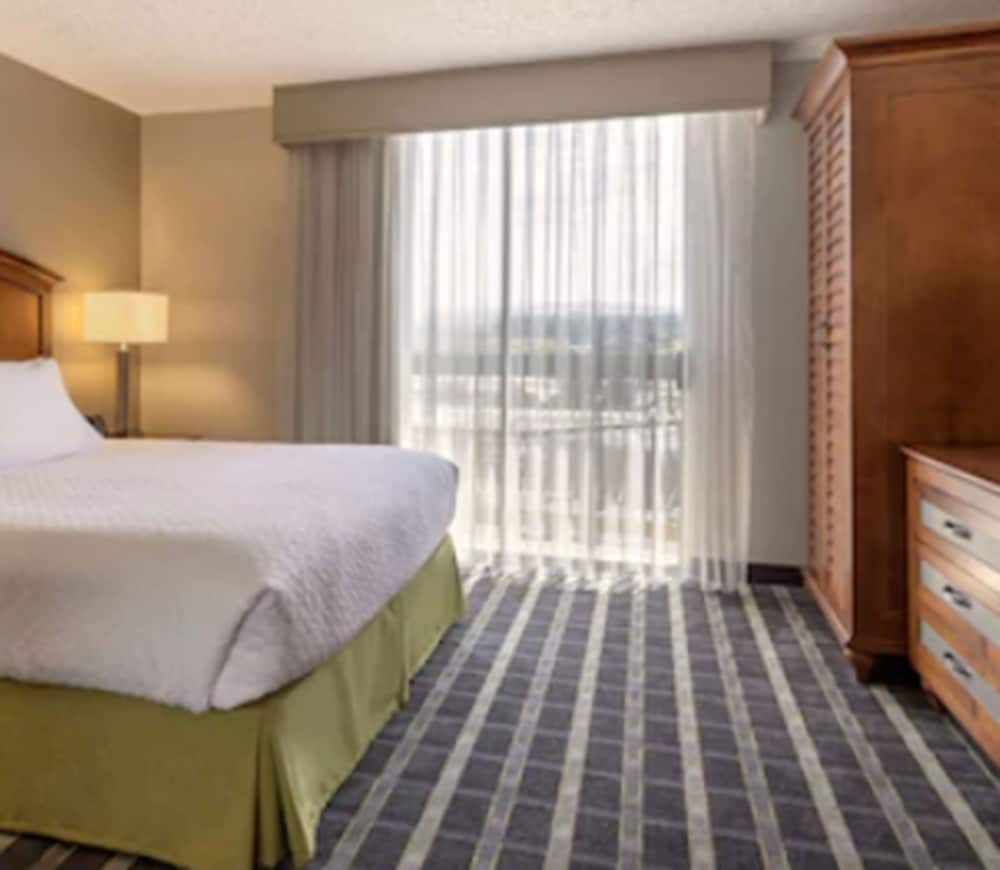 Embassy Suites by Hilton San Francisco Airport Waterfront - photo 26