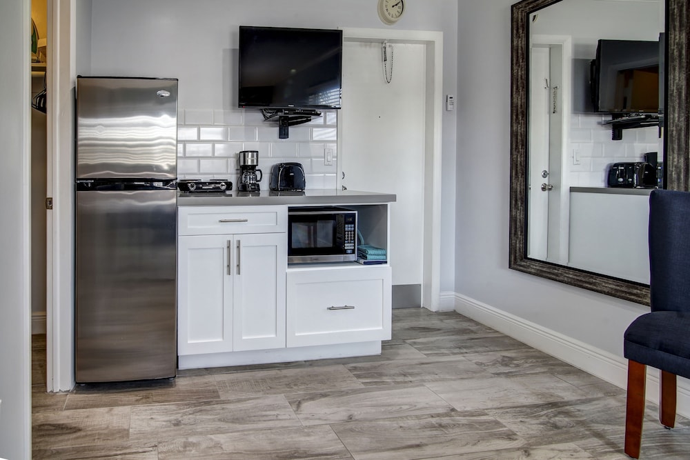 May Dee Suites - photo 19