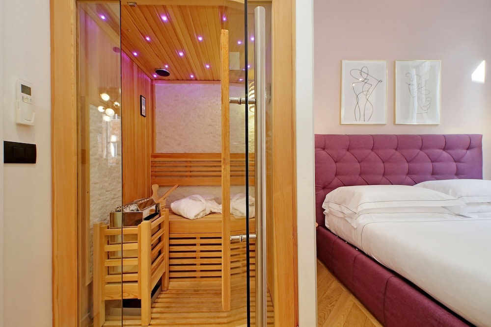 ROMAC Trinity 3bdr apartment with Sauna & Jacuzzi in Campo de Fiori — 4-Star Luxury Hotel in Rome, Italy
