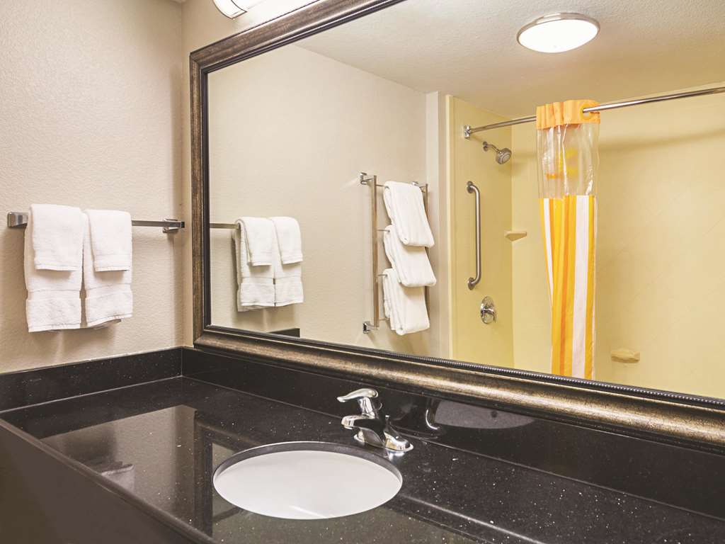 La Quinta Inn & Suites by Wyndham Fresno Northwest - photo 24