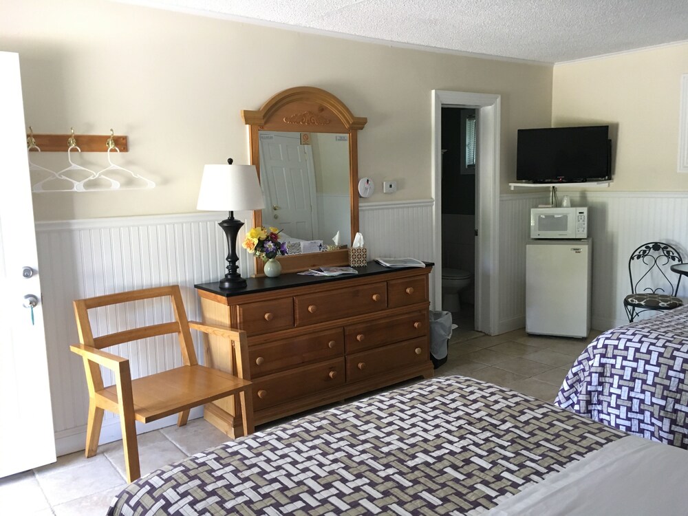 Westhampton Seabreeze Motel - photo 17