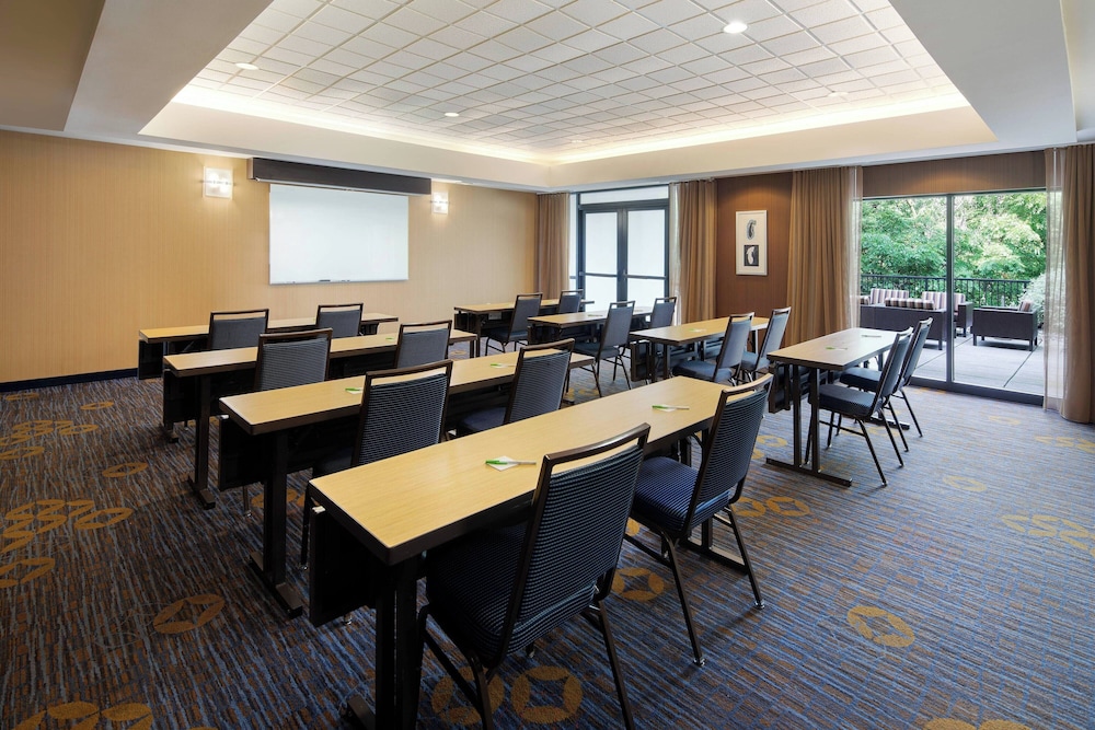 Courtyard by Marriott Grand Rapids Airport - photo 34
