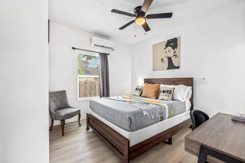 Apt Near Downtown Desk WiFi TVs Games Pets — 4-Star Luxury Hotel in Houston, United States