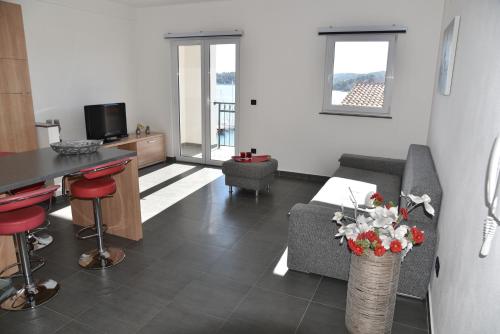 Villa Pina Apartment Nicos 2 4 Pers — 4-Star Luxury Hotel in Tisno, Croatia
