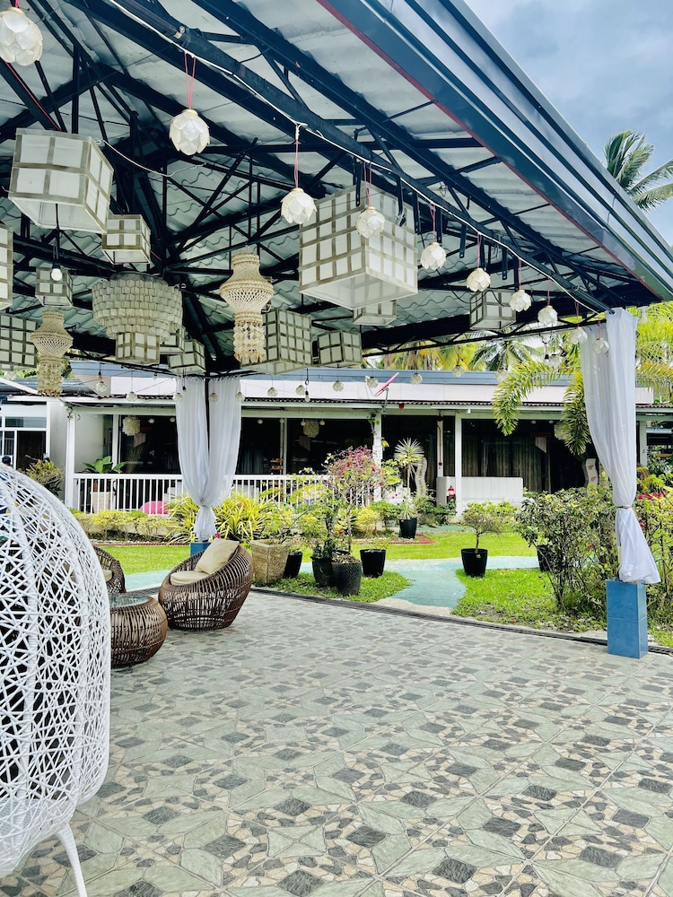 Jardin De Ysabelle and Hobbiton Cafe in Samal, Philippines