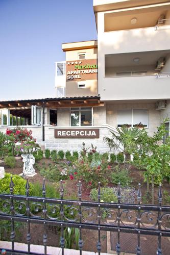 Apartments Maslina II — 4-Star Luxury Hotel in Njivice, Croatia