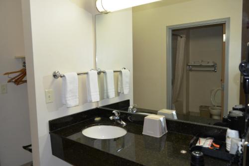 Super 8 by Wyndham Salina - photo 4