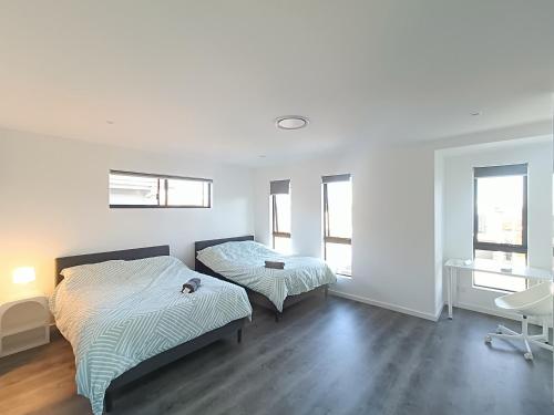 Spacious And Modern Family Room With Attached Bathroom Nr7 — Guildford
