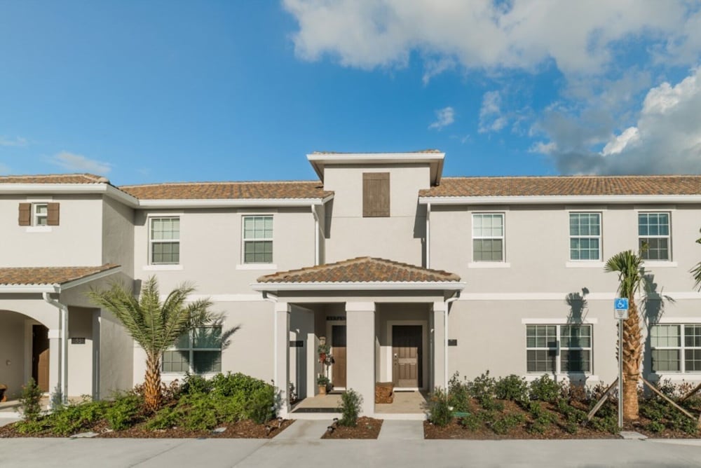 Rent a Luxury Townhome on Storey Lake Resort Minutes From Disney Orlando Townhome 1004 — 4-Star Luxury Hotel in Kissimmee, United States