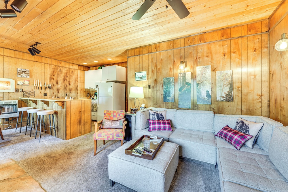 1 2 Mi to Angel Fire Resort: Dog friendly Condo in Angel Fire, United States