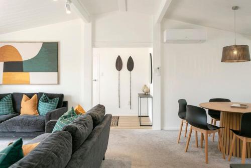 Central Stylish Taupo Retreat With BBQ and Private Garden in Taupo, New Zealand