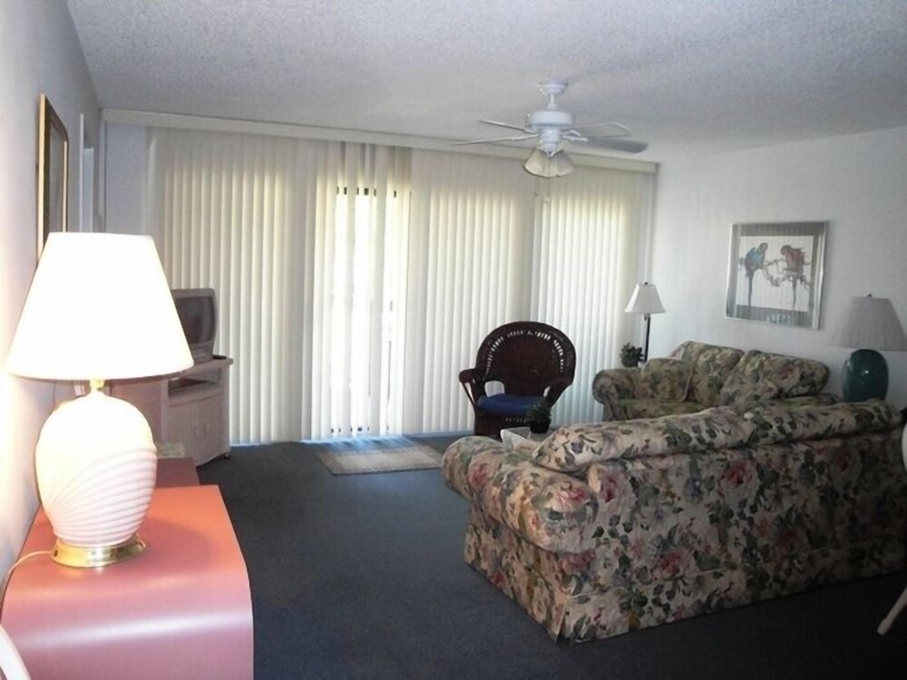 Hibiscus Oceanfront Resort - photo 15