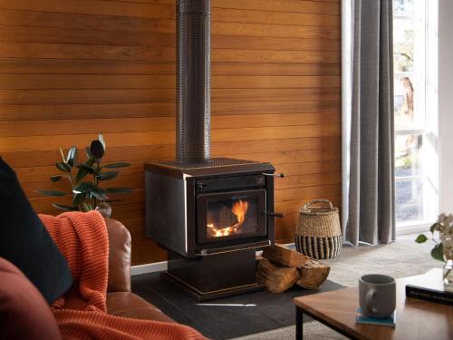 Lakewood minutes walk to Lake Daylesford — carbon neutral stay, Daylesford