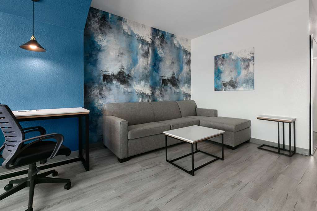 La Quinta Inn & Suites by Wyndham Ft. Worth Burleson - photo 15