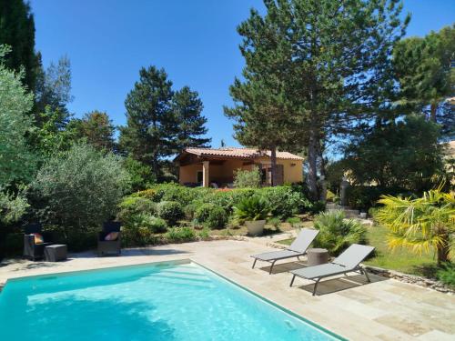 Proche Uzès petit gîte avec grande cuisine d'été et piscine - last minute hotel in Unknown City