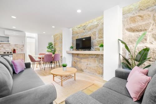 Sunny House with Patio Walk to Attractions — 4-Star Luxury Hotel in Vila Nova De Gaia, Portugal