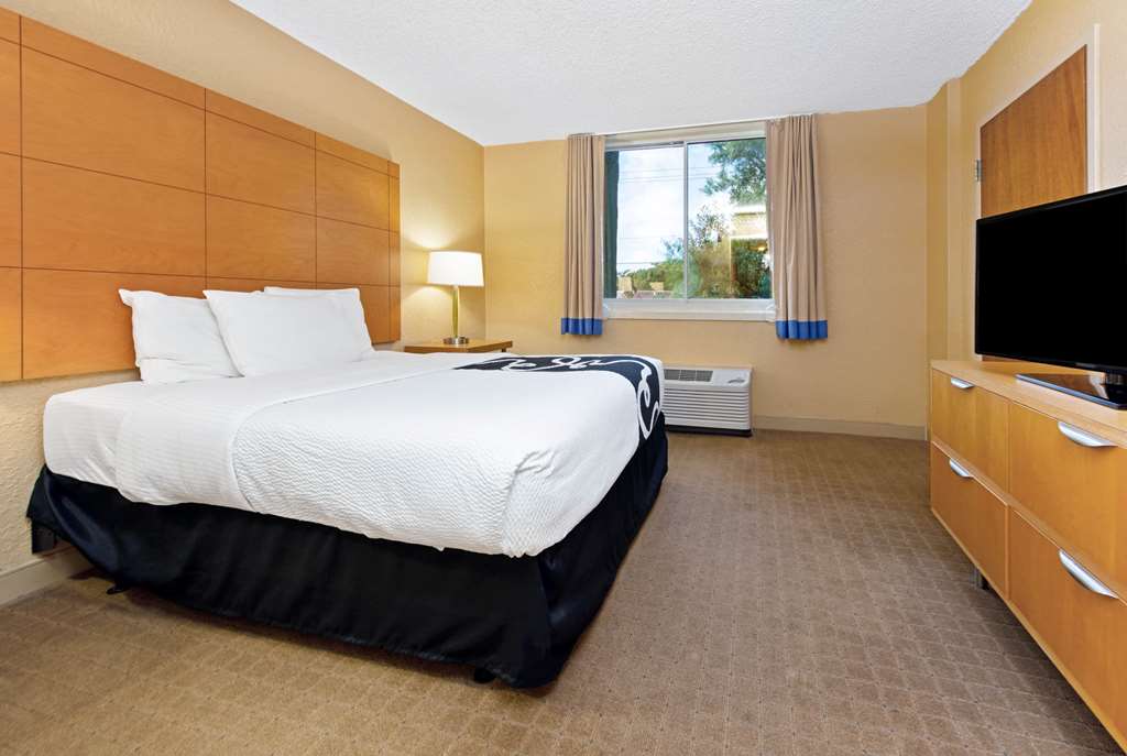 La Quinta Inn & Suites by Wyndham Coral Springs South - photo 27