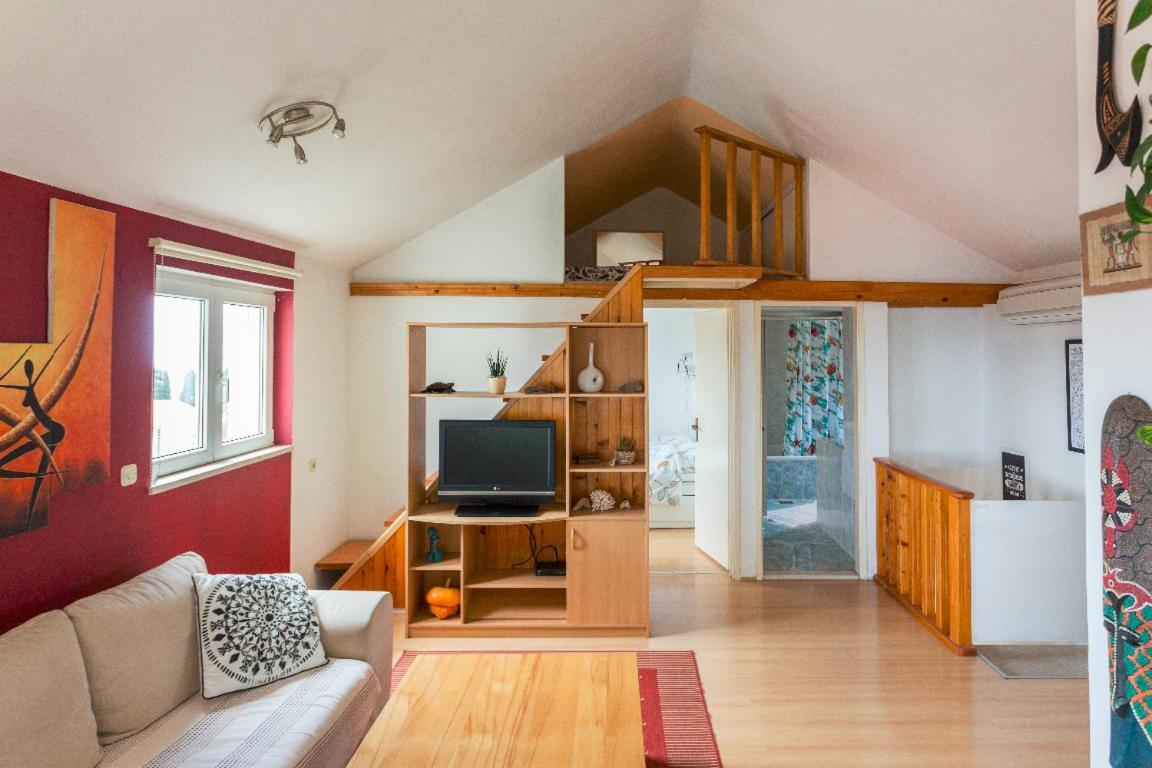 Laura Apartment