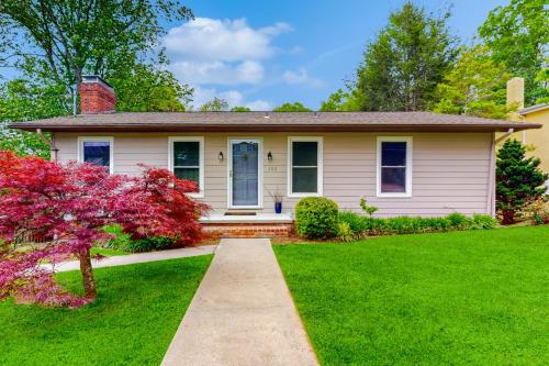 Sunny Retreat in Lake Junaluska, United States