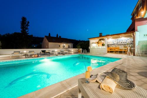 Deluxe Apartment Paula with Private Pool And Sauna — 4-Star Luxury Hotel in Cibaca, Croatia