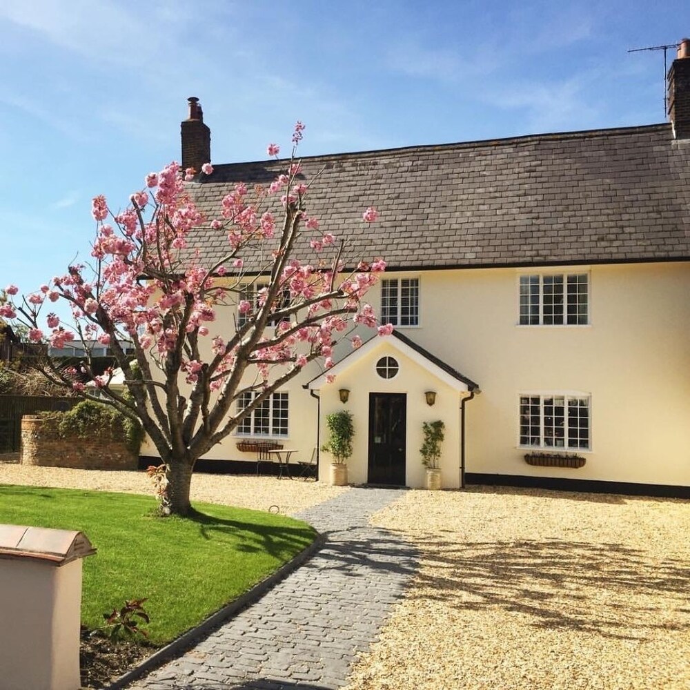St Leonards Farmhouse B&B — 4-Star Luxury Hotel in Blandford Forum, United Kingdom