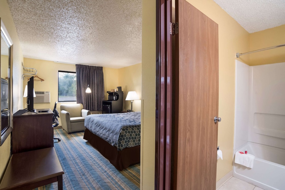 Econo Lodge Spotsylvania Town Center - photo 16