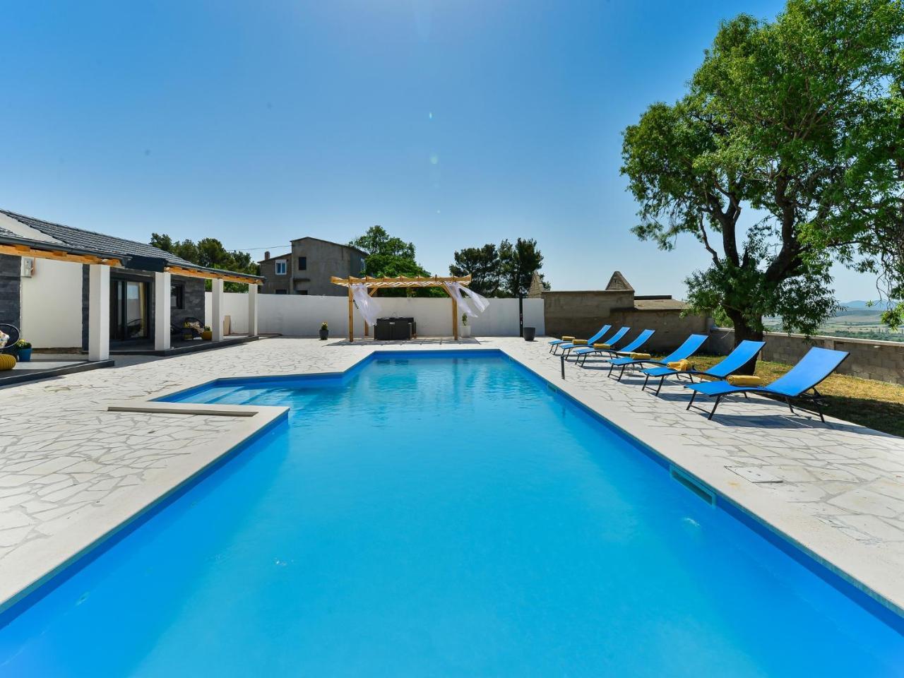 Unique Villa V with Large Pool — 4-Star Luxury Hotel in Benkovac, Croatia