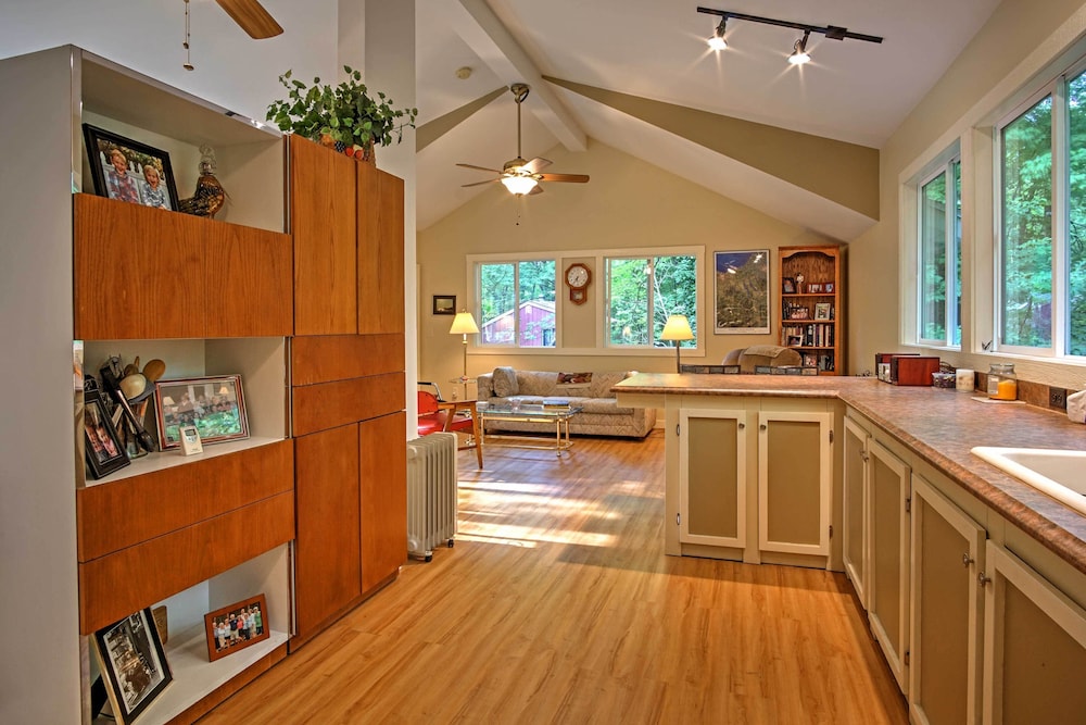 Harbert Cottage with Fire Pit Half Mile to Beach — 4-Star Luxury Hotel in Shorewood-Tower Hills-Harbert, United States